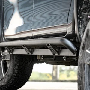 Heavy-duty side steps installed on a 4x4 vehicle with Armando branding.